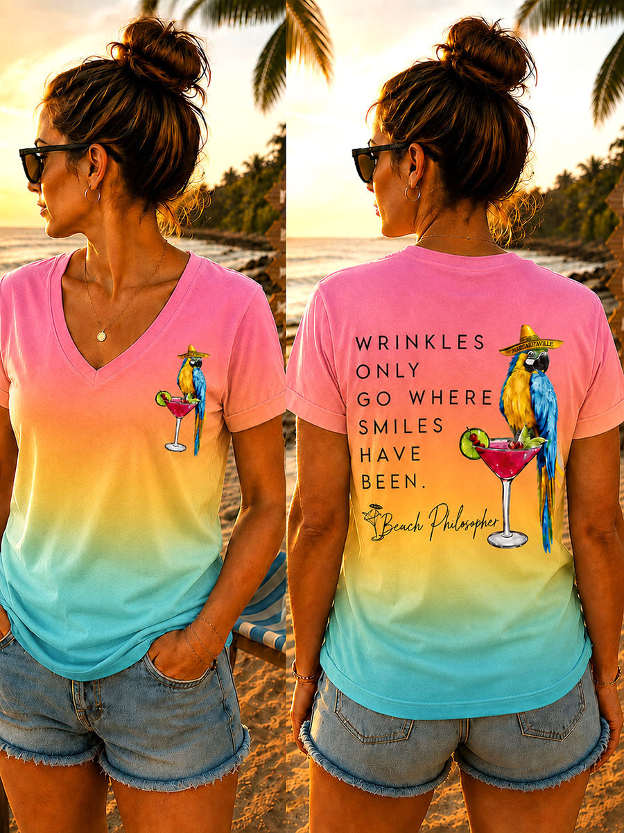 Damen-V-Neck-T-Shirts mit dem Spruch „Falten entstehen nur dort, wo schon gelächelt wurde“