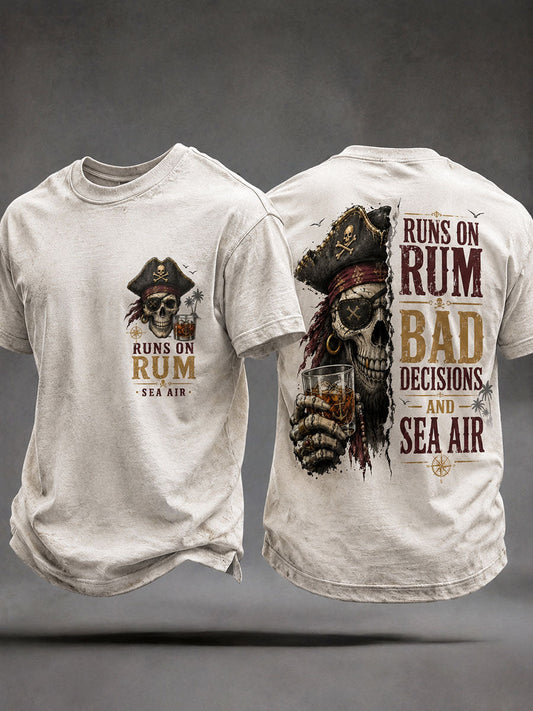 Herren-T-Shirts mit dem Aufdruck „Läuft auf Rum, schlechten Entscheidungen und Seeluft“