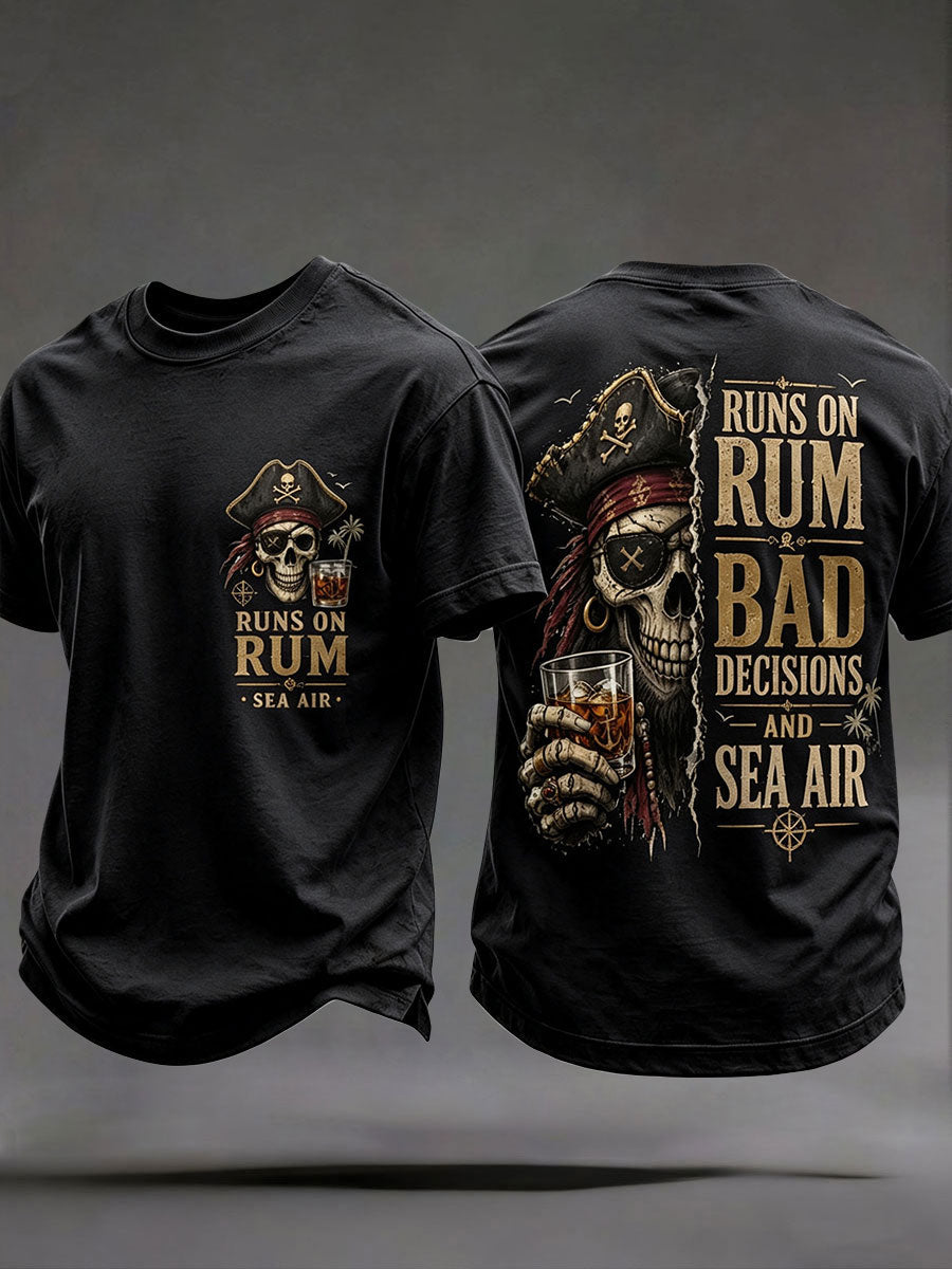 Herren-T-Shirts mit dem Aufdruck „Läuft auf Rum, schlechten Entscheidungen und Seeluft“