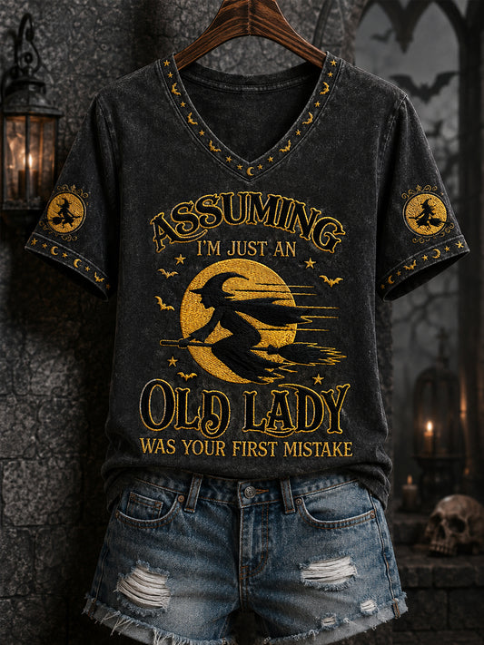 Frauen-Lustiges Halloween-Hexen-T-Shirt mit Aufdruck: „Zu glauben, ich sei nur eine alte Dame, war dein erster Fehler“ – lässiges V-Ausschnitt‑T‑Shirt