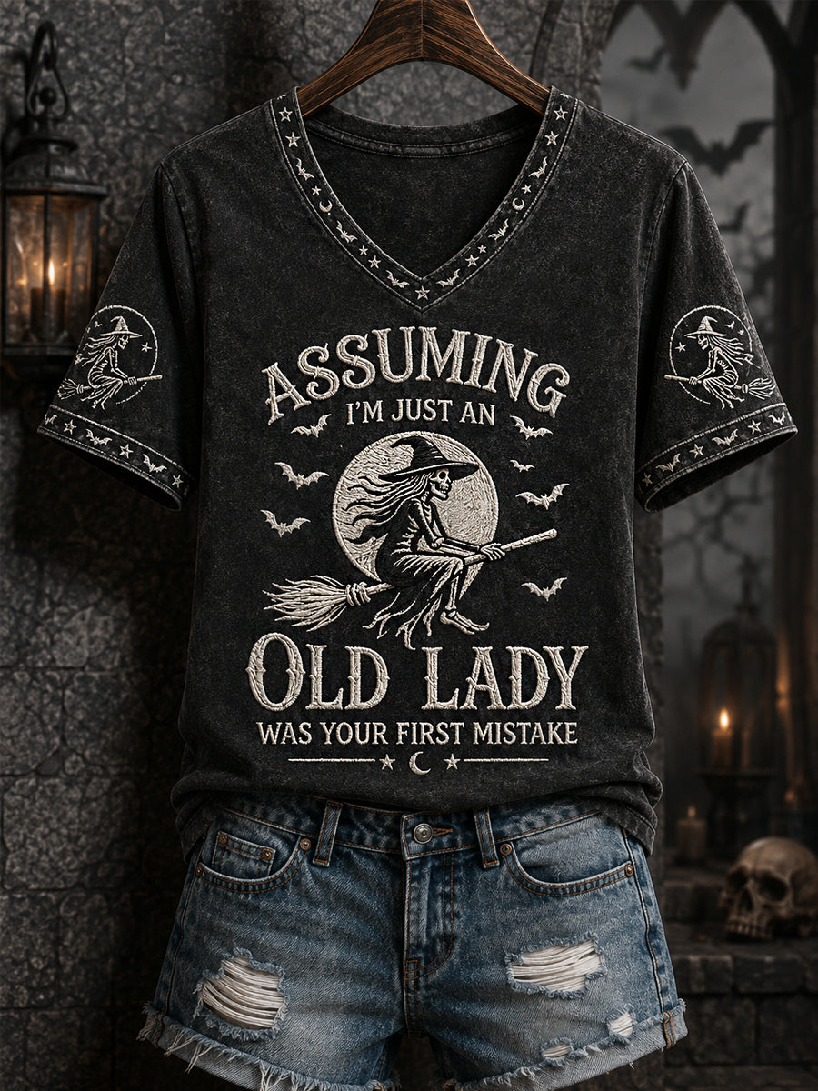 Frauen-Lustiges Halloween-Hexen-T-Shirt mit Aufdruck: „Zu glauben, ich sei nur eine alte Dame, war dein erster Fehler“ – lässiges V-Ausschnitt‑T‑Shirt
