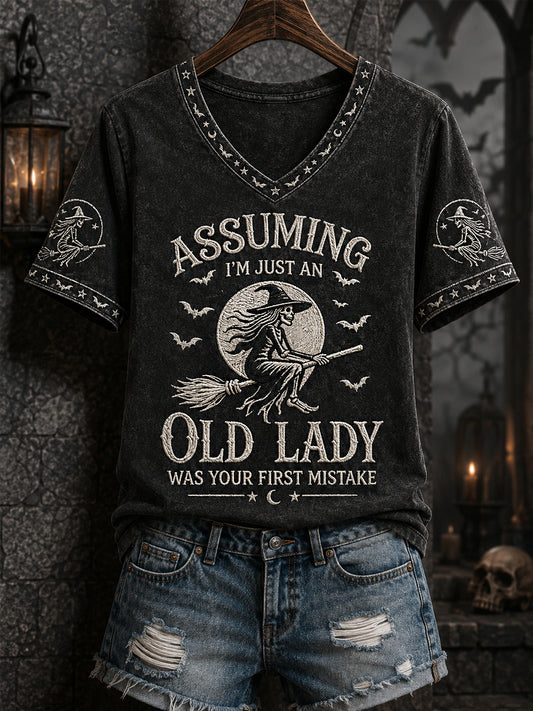 Frauen-Lustiges Halloween-Hexen-T-Shirt mit Aufdruck: „Zu glauben, ich sei nur eine alte Dame, war dein erster Fehler“ – lässiges V-Ausschnitt‑T‑Shirt