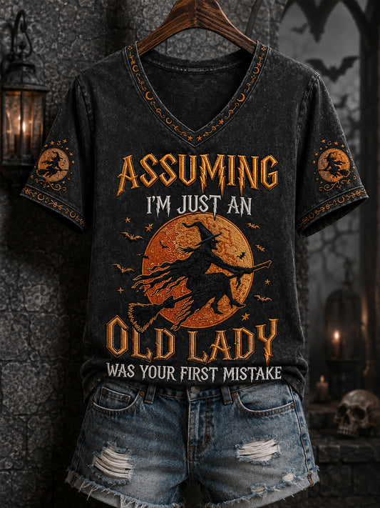 Frauen-Lustiges Halloween-Hexen-T-Shirt mit Aufdruck: „Zu glauben, ich sei nur eine alte Dame, war dein erster Fehler“ – lässiges V-Ausschnitt‑T‑Shirt