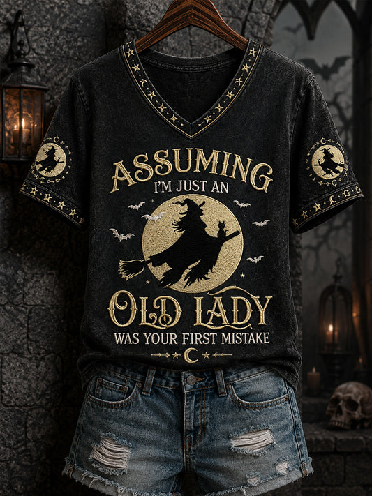 Frauen-Lustiges Halloween-Hexen-T-Shirt mit Aufdruck: „Zu glauben, ich sei nur eine alte Dame, war dein erster Fehler“ – lässiges V-Ausschnitt‑T‑Shirt