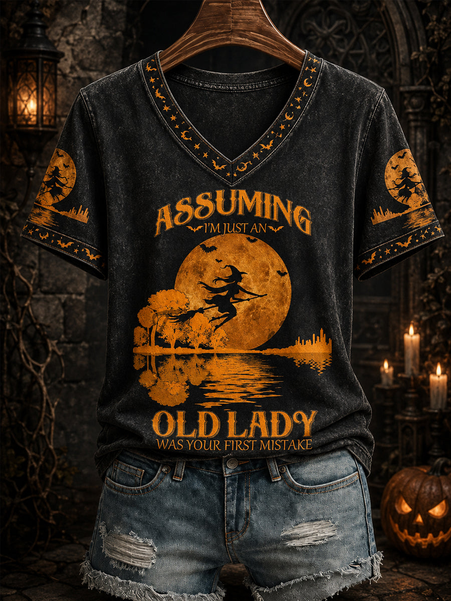 Frauen-Lustiges Halloween-Hexen-T-Shirt mit Aufdruck: „Zu glauben, ich sei nur eine alte Dame, war dein erster Fehler“ – lässiges V-Ausschnitt‑T‑Shirt