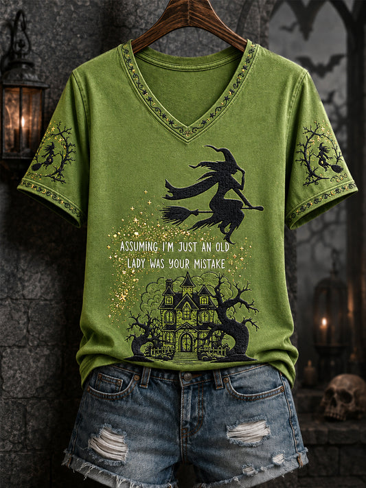 Frauen-Lustiges Halloween-Hexen-T-Shirt mit Aufdruck: „Zu glauben, ich sei nur eine alte Dame, war dein erster Fehler“ – lässiges V-Ausschnitt‑T‑Shirt