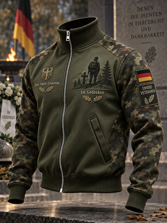 Herren-Jacke mit Motivdruck im Veteranenstil, Mock-Neck und durchgehendem Reißverschluss
