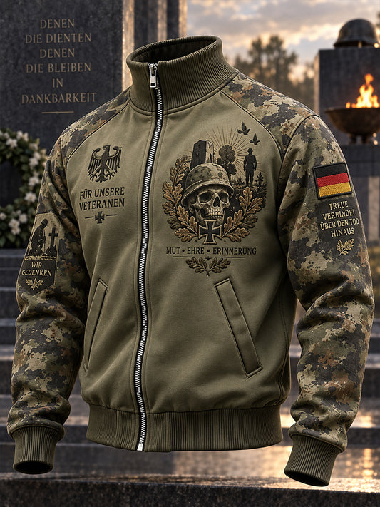 Herren-Jacke mit Motivdruck im Veteranenstil, Mock-Neck und durchgehendem Reißverschluss