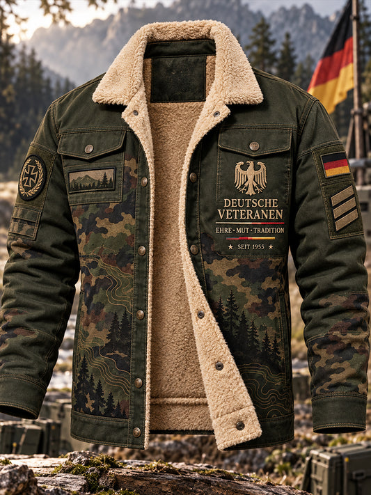 Herren-Jacke mit Fleece-Auskleidung mit Tarnmuster und militärisch inspirierten Gedenk elementen