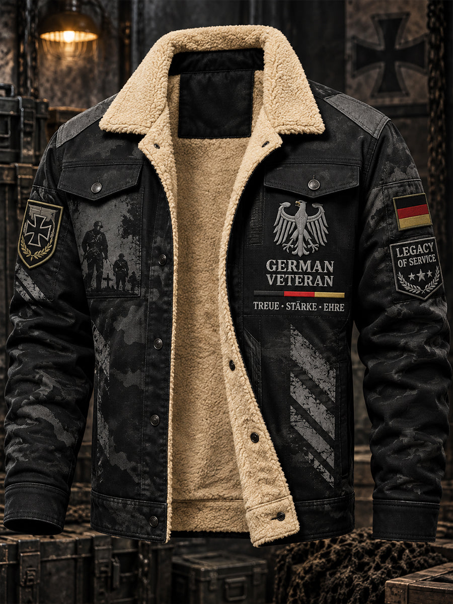 Herrenjacke mit Fleece-Innenfutter und Tarnmuster, versehen mit militärinspirierten Gedenkdetails