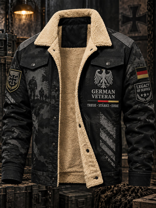 Herrenjacke mit Fleece-Innenfutter und Tarnmuster, versehen mit militärinspirierten Gedenkdetails