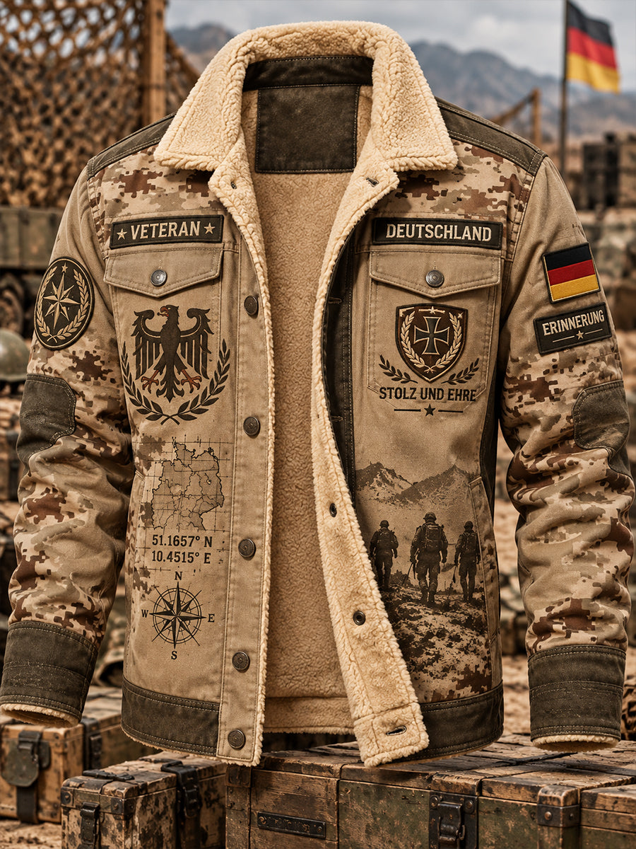 Herrenjacke mit Fleece-Innenfutter und Tarnmuster, versehen mit militärinspirierten Gedenkdetails